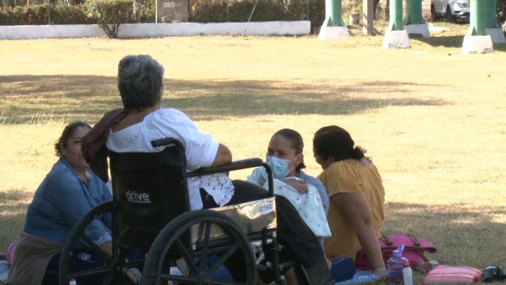 ¡A falta de albergue!, familias descansan afuera del hospital Ciudad Salud.  