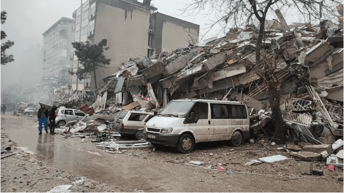 Impactante video muestra el momento del derrumbe de un edificio durante el terremoto en Turquía.