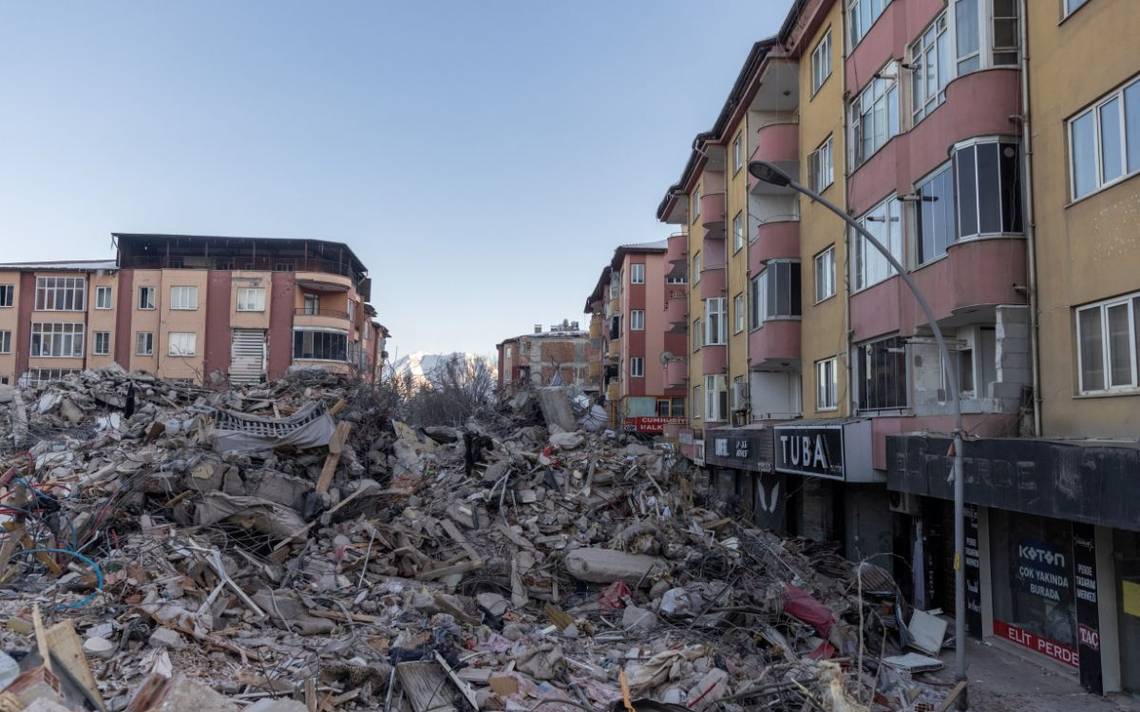 Turquía encarcela a 54 implicados en derrumbe de edificios tras terremotos