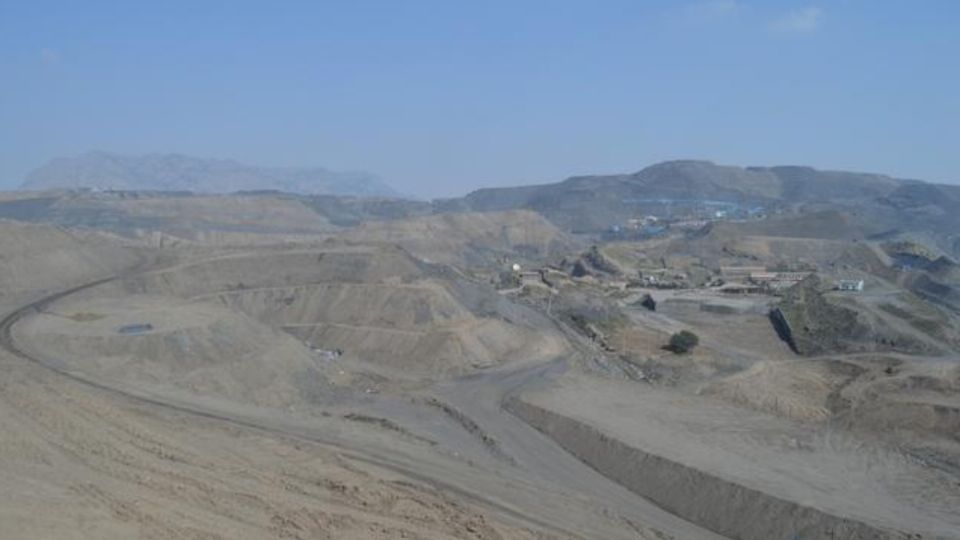 Derrumbe en mina de carbón en China deja a 57 obreros atrapados