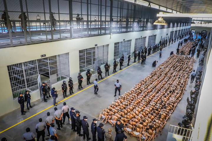 Trasladan a mega cárcel de El Salvador a 2 mil supuestos pandilleros