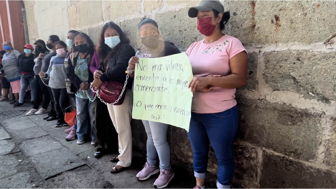 Policía municipal intenta reubicar a ambulantes, éstos se encadenan - Canal  13 México
