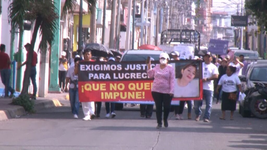 Marchan por segunda, exigiendo justicia por el feminicidio de Lucrecia. 
