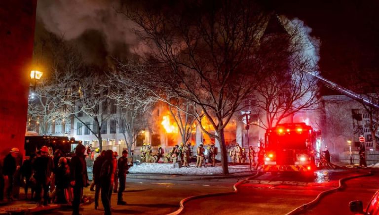 Incendio consume un edificio histórico en el centro de Montreal