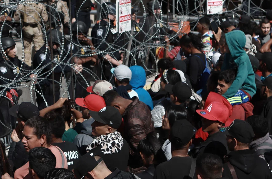 Cientos de migrantes intentan pasar a EU por la fuerza por el puente internacional de El Paso
