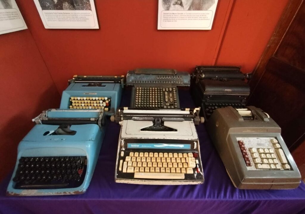 Máquina de escribir antiguas en el museo de la ciudad.
