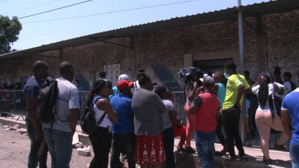 Migrantes abarrotan las oficinas de COMAR en busca de asilo, buscan quedarse en México. 