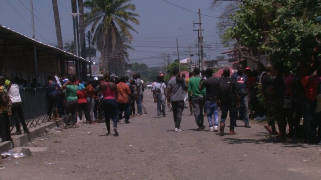 Migrantes abarrotan las oficinas de COMAR en busca de asilo, buscan quedarse en México. 