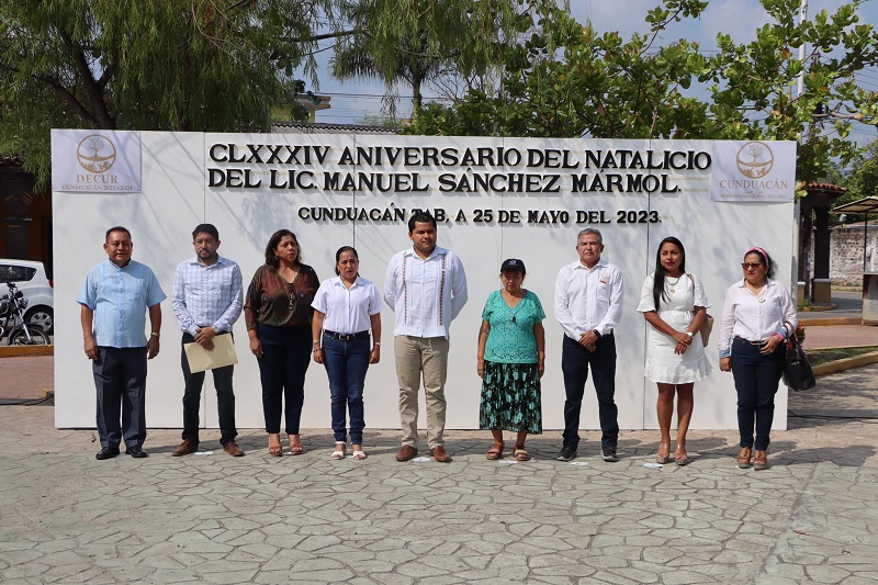 Autoridades de Cunduacán durante la conmemoración del natalicio de 'Manuel Sánchez Mármol'