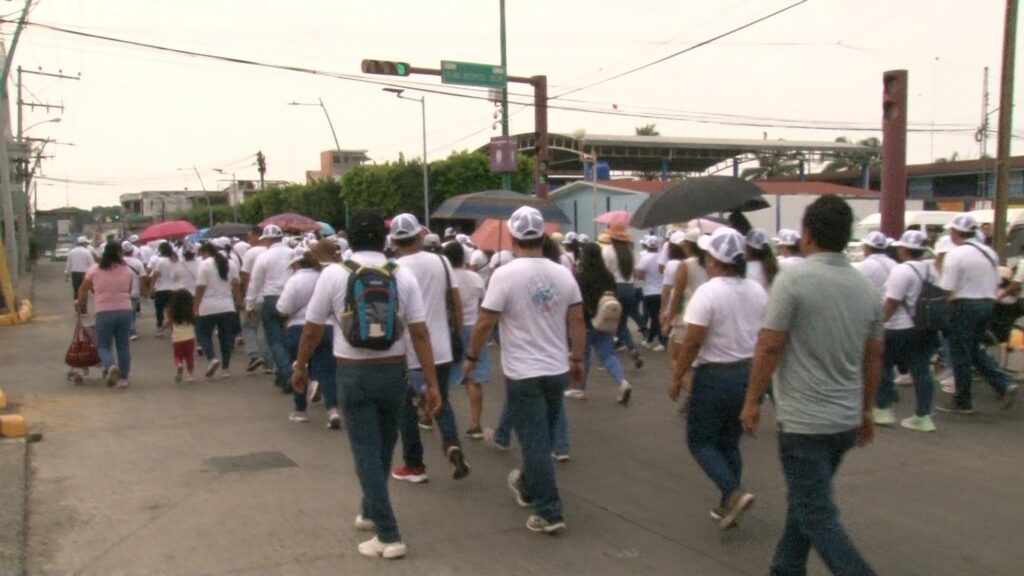 Sindicatos del estado marchan en protesta del ISSSTE.