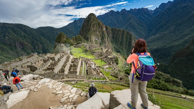 Expulsan a dos turistas extranjeros por intentar tomarse fotografías desnudos en Machu Picchu.