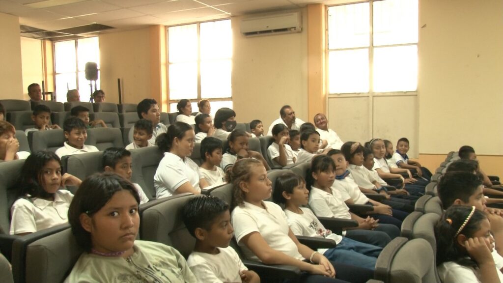 Legisladora infantil rinde de cuentas tras participar en parlamento infantil en Ciudad de México.