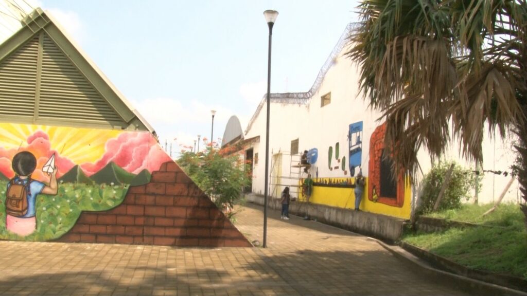 Migrantes y personal de albergue crea mural sobre la "ruta migrante".