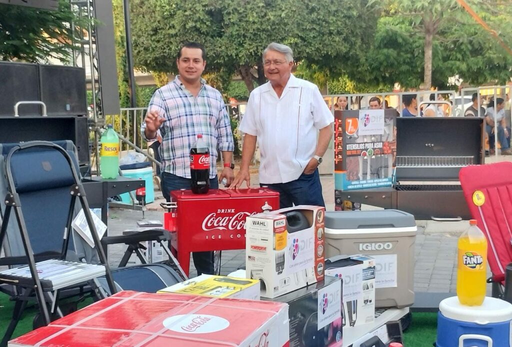 El presidente municipal de Comalcalco superviso los obsequios que entregaron a los ganadores