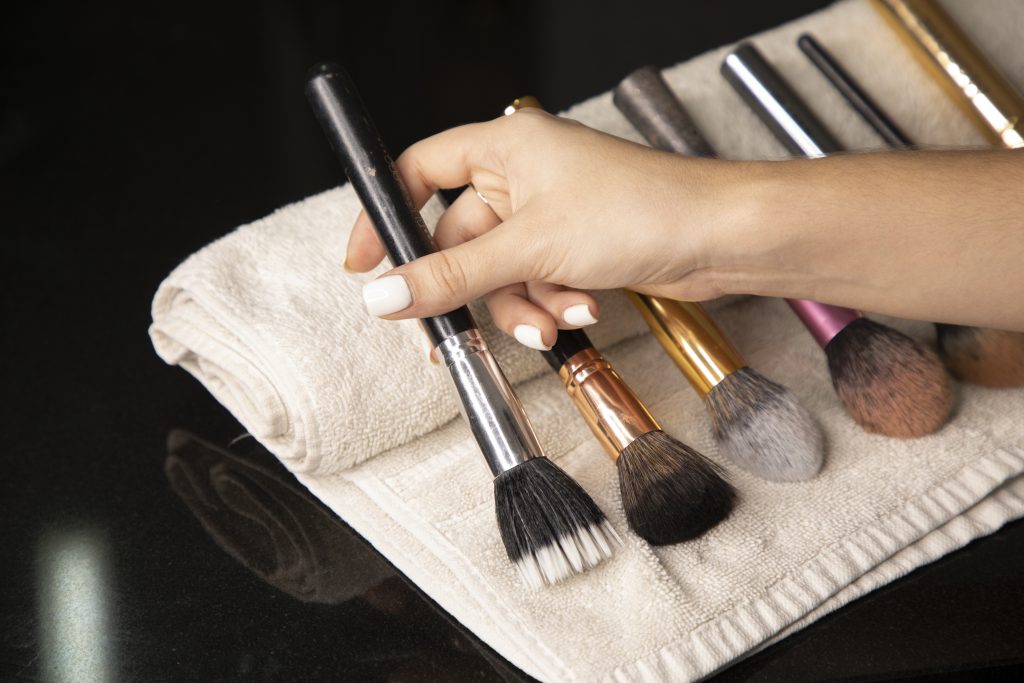 El truco definitivo para limpiar las brochas de maquillaje