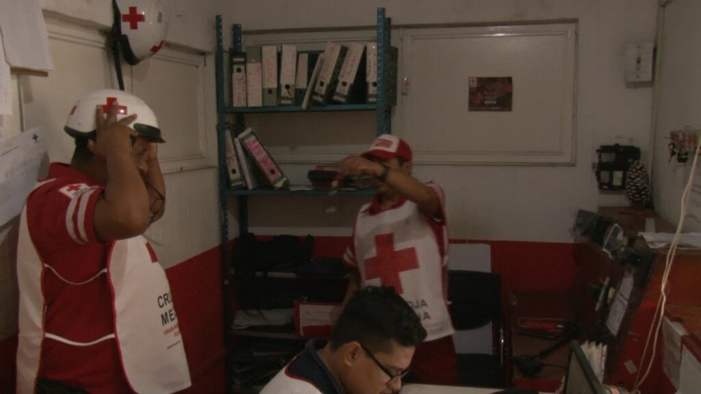 Cruz roja reactiva su número local de emergencia.