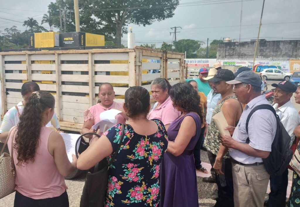 EL Ayuntamiento de Cunduacán hizo entrega de bombas aspersoras a productores.