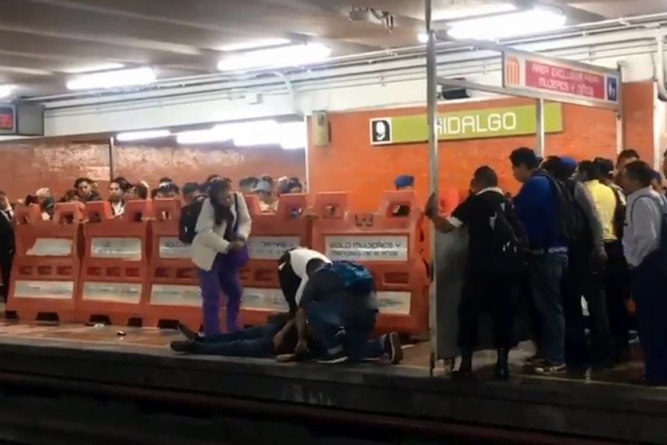 Muere supuesta pareja arrollada por convoy del Metro de CdMx en estación Hidalgo.