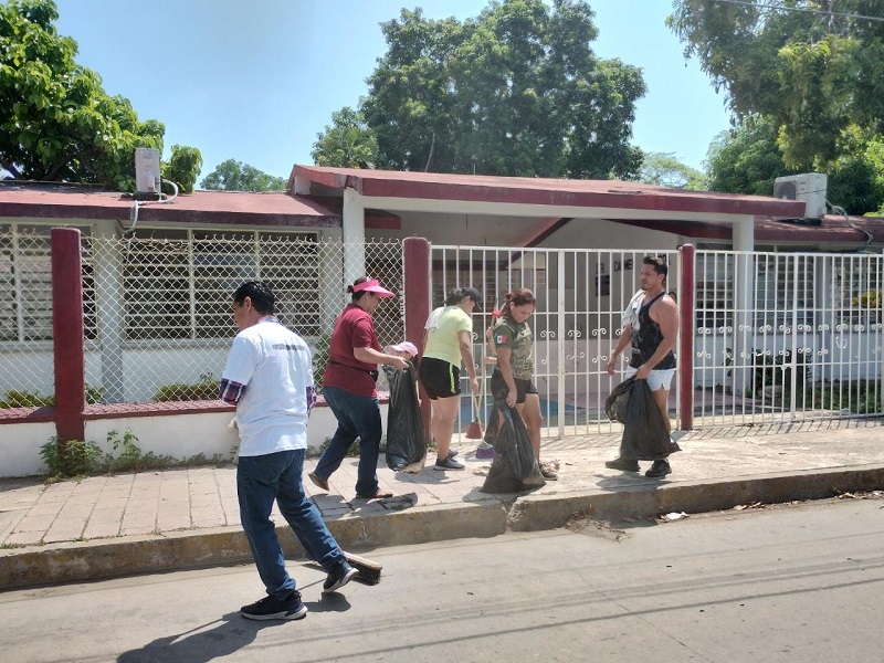 Ciudadanos limpian calles en Gaviotas Norte, Villahermosa