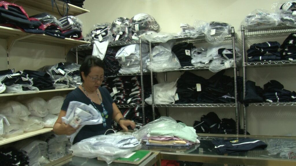 Padres anticipan compra de uniformes, reactivan comercios con la venta de ropa escolar.