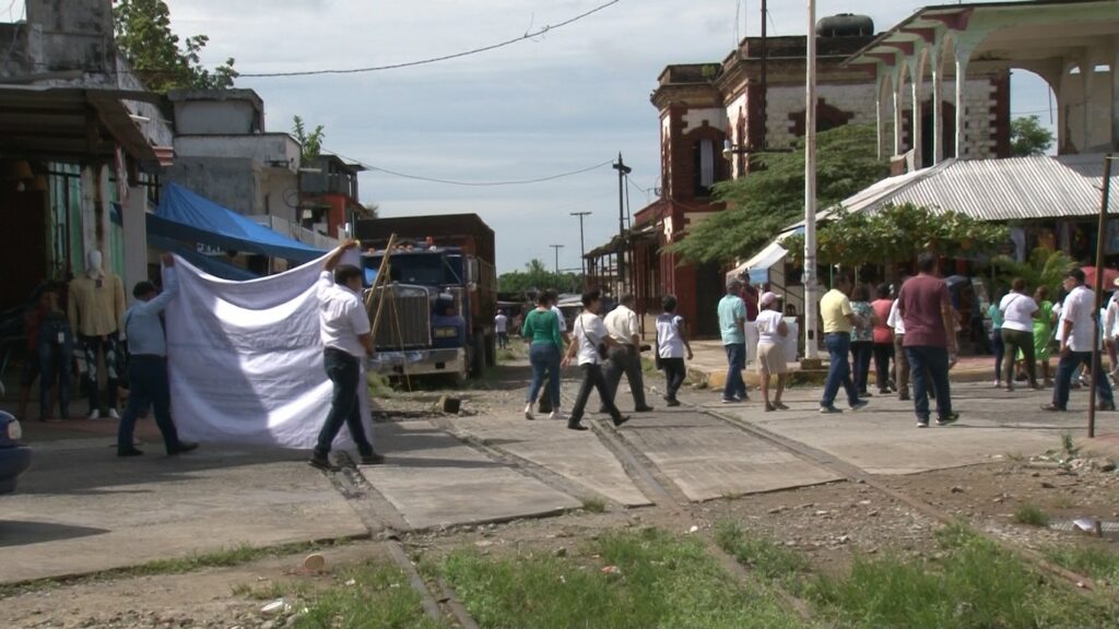 Población y comercios de Huixtla piden reubicación de las vías del tren.