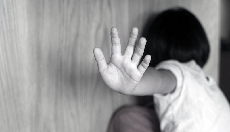 Mujer golpea a su sobrino con autismo, las autoridades ya investigan el caso de maltrato infantil.