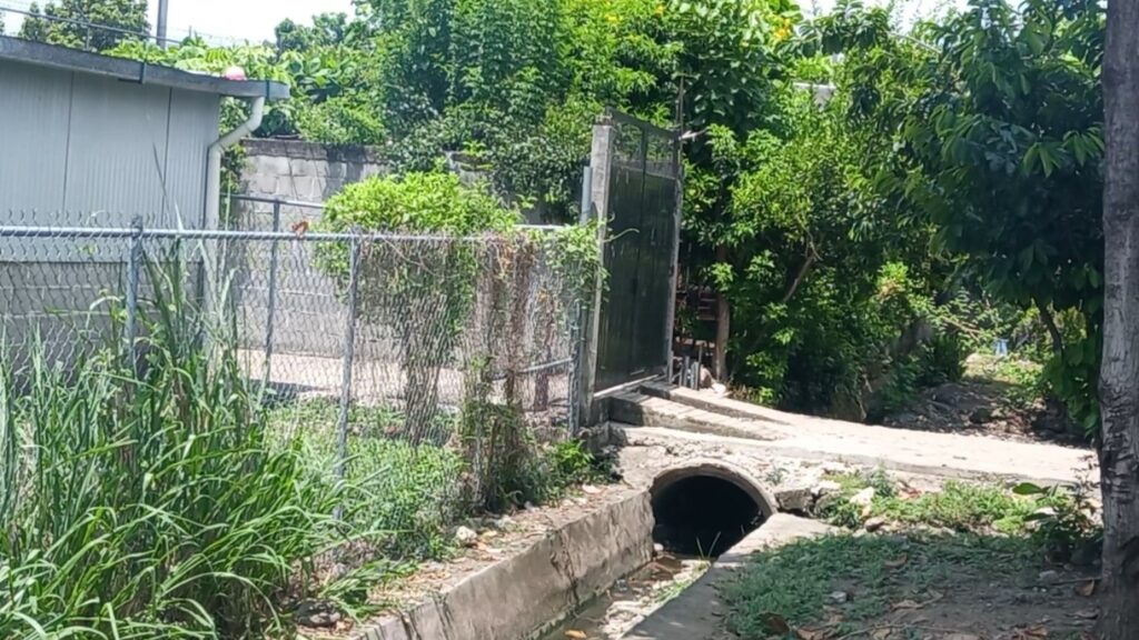 Vecinos de vida mejor afectados con desborde de dren pluvial, piden desazolve del canal.
