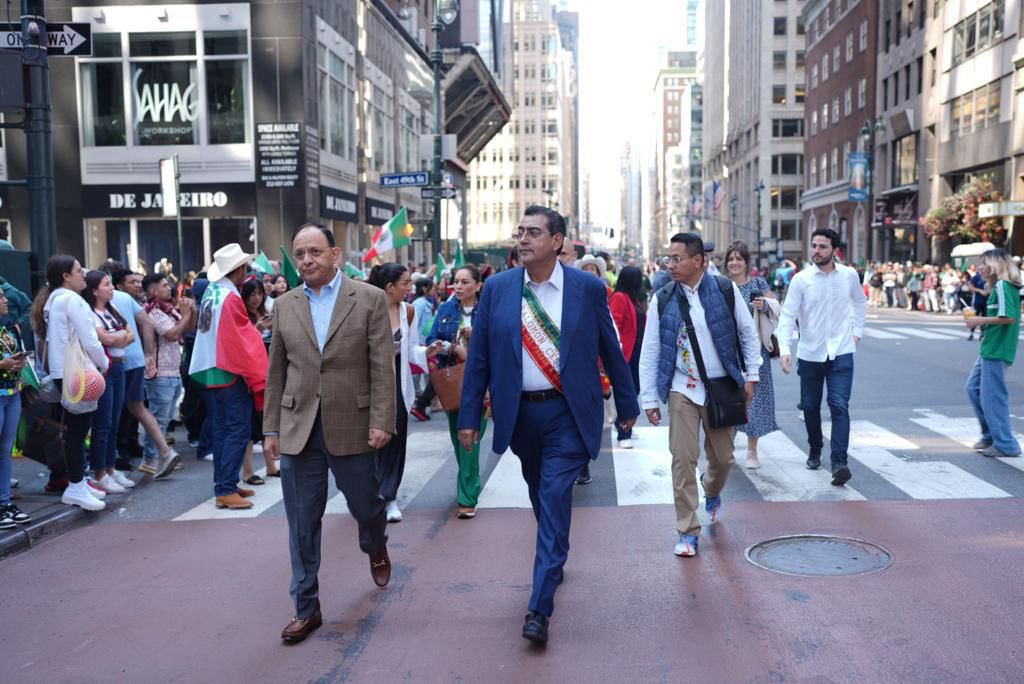 l gobernador y la presidenta honoraria del Patronato del SEDIF, Gaby Bonilla participaron en el Desfile Conmemorativo de la Independencia de México en Nueva York