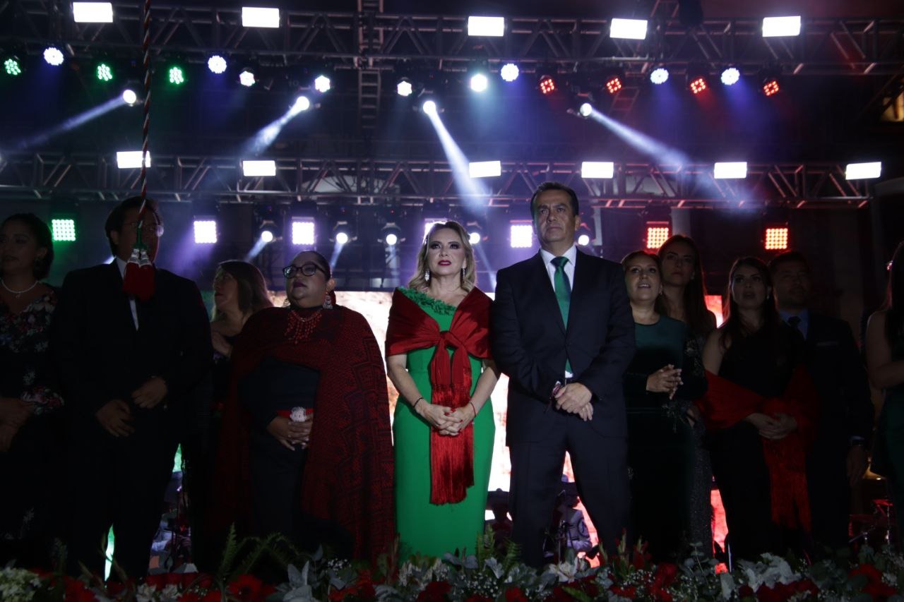 Paola Angon, presidenta municipal de San Pedro Cholula, celebra el Grito de Independencia 2023