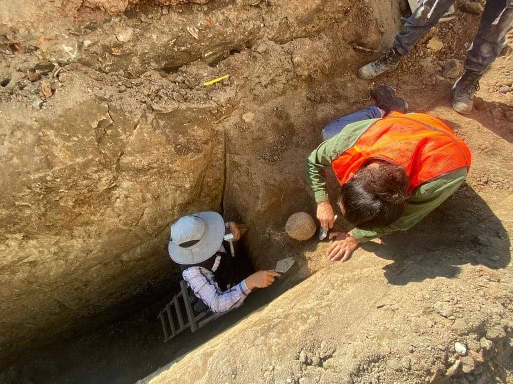 Salvamento arqueológico devela 11 entierros humanos y una piedra con petrograbado en San Andrés Cholula