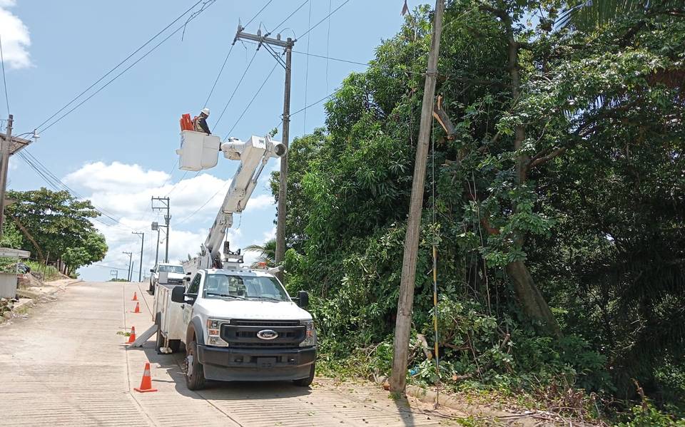 Piden a CFE mantenimiento a red de cables en Huixtla.
