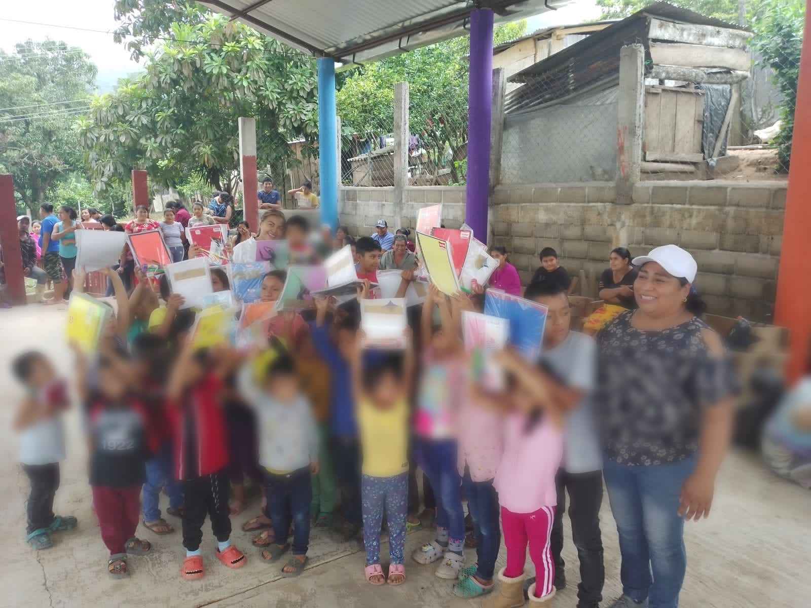 Entregan paquetes escolares en Cintalapa