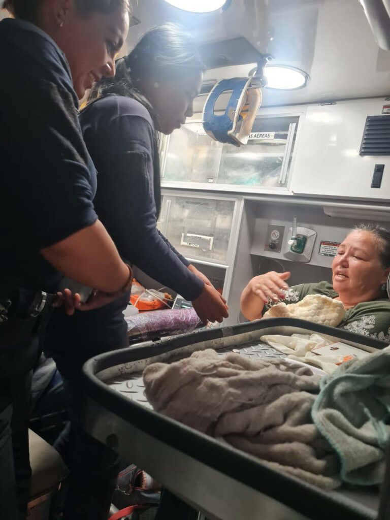 Gracias a la capacitación de la Policía de León, 3 oficiales de Policía auxiliaron a una joven madre a dar a luz en el interior de un vehículo