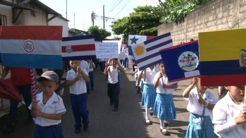 ¡Piden paz! Escuelas desfila en el día de las Naciones Unidas.