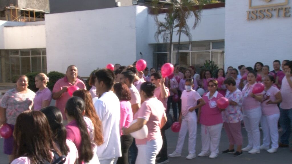 Trabajadores del ISSSTE realizan caminata en conmemoración a la lucha contra el cáncer. 