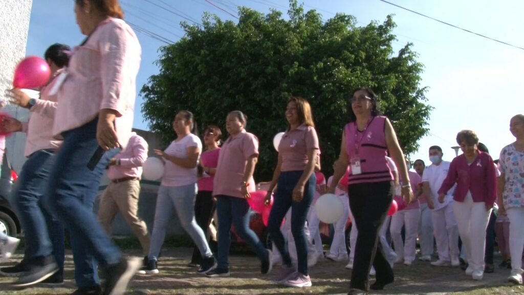 Trabajadores del ISSSTE realizan caminata en conmemoración a la lucha contra el cáncer. 