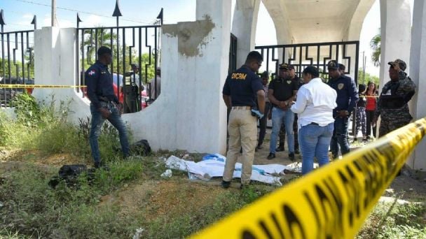 Localizan cuerpos de recién nacidos en entrada de un cementerio en Santo Domingo.