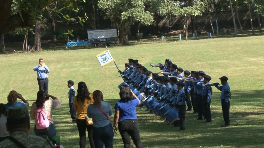 Escuelas realizan demostración de bandas de marcha. 