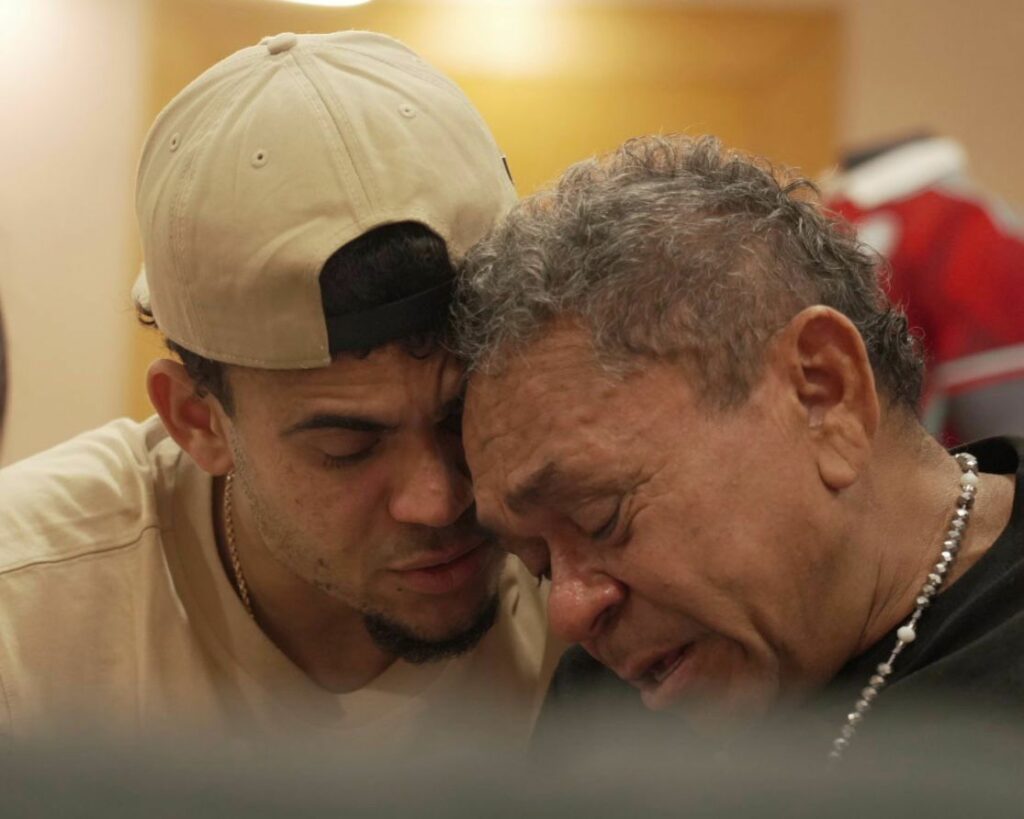 Emotivo reencuentro entre Luis Díaz y su padre después del secuestro