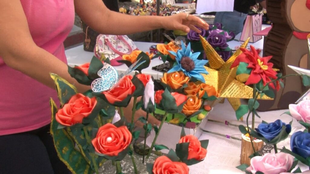 Artesanos innovan en nuevos estilos de decoración con la creación de las “rosas eternas”.