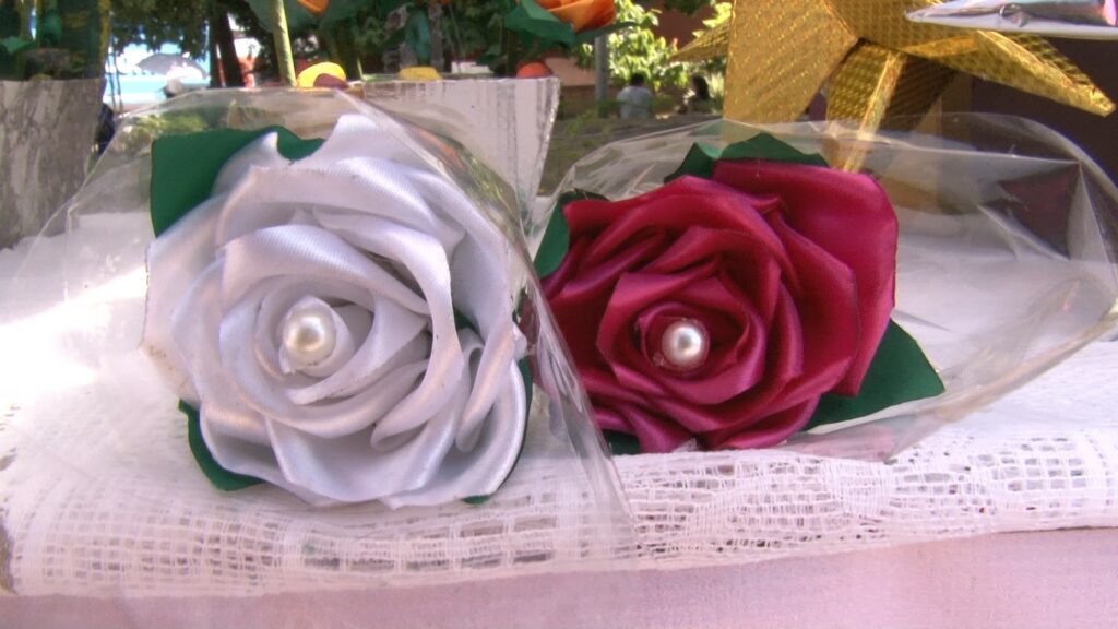 Artesanos innovan en nuevos estilos de decoración con la creación de las “rosas eternas”.