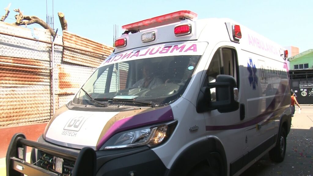Entregan nueva ambulancia al ISSTECH Tapachula para atender traslados.