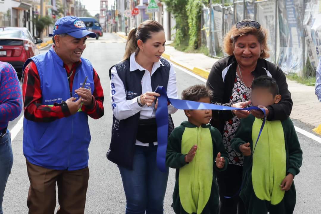 Paola Angon, presidenta municipal de San Pedro Cholula, Puebla entrega dos obras importantes