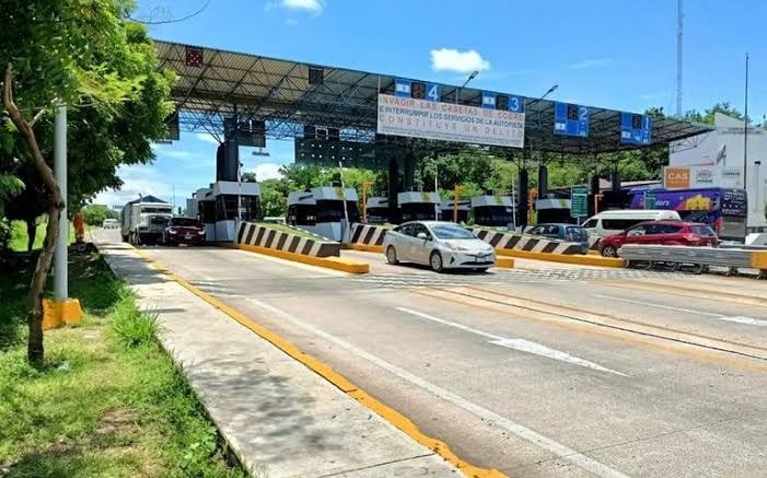 Este lunes 8 de enero, diversas carreteras de cuota en Chiapas experimentaron un incremento en sus tarifas, generando malestar entre los usuarios. Las autopistas, administradas por la Concesionaria de Autopistas del Sureste (CAS México), han elevado los precios en varios tramos conocidos como "las súper carreteras". Los precios establecidos para el tránsito de automóviles, son de Tuxtla- San Cristóbal: $93.0, Montes Azules - Ocozocoautla: $67.00, Jiquipilas - Montes Azules: $132.00, Arriaga - Tierra y Libertad: $63.00, precios que varían para los diferentes transportes a gasolina. También que se han señalado problemas de seguridad, especialmente en la carretera Tuxtla- San Cristóbal, que lleva casi tres años en reparación, convirtiéndola en un riesgo constante y origen de numerosos accidentes. Los reportes también destacan incidentes de robos a mano armada en distintos tramos, sin que la concesionaria o alguna autoridad federal haya logrado frenar a los delincuentes, generando preocupación entre los usuarios de estas carreteras.