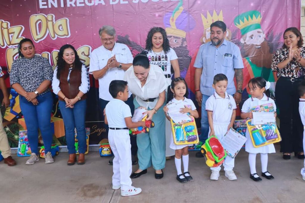 Gobierno de Comalcalco entregó juguetes a niños y niñas por motivo del 'Día de Reyes' 