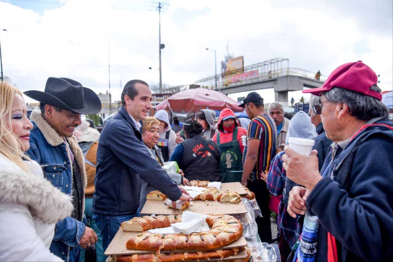 Comerciantes de la Central de Abasto de Puebla, invitan a Mario Riestra a partir rosca de reyes