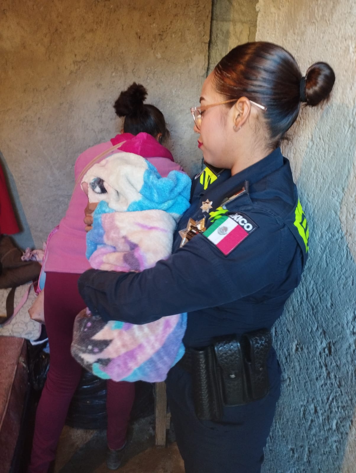 Elementos de la SSC de Puebla auxilian a una mujer en labor de parto