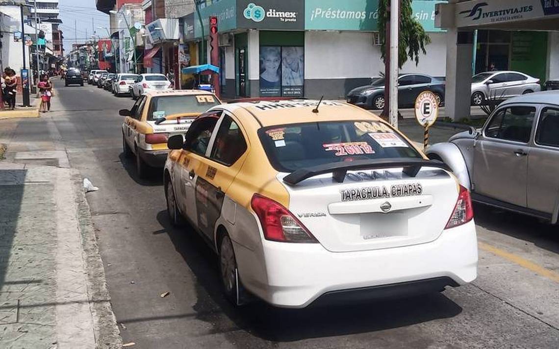 La Coalición de Radiotaxis del Frente de Transportes de Tapachula AC conformada por los sitios: Cristóbal Colón, Móvil Car, Titanium, Taxitel, Taxis en Línea y Radio Taxis Ejecutivos y el grupo del Consejo de Choferes Unidos los 400 de Tapachula hicieron el llamado respetuoso al gobierno de Chiapas y a la titular encargada de la Secretaría de Movilidad y Transportes, para que atienda con prontitud el tema del concesionamiento de taxis para Tapachula ante el déficit de atención a la demanda existente. En rueda de prensa, los representantes de la Coalición de Radiotaxis que presiden Abenamar Rosales Gordillo y Alfredo Liévano, dieron a conocer que en la reciente reunión con el grupo de solicitantes de concesiones organizados en el Consejo de Choferes Unidos los 400 de Tapachula acordaron hacer el llamado al gobernador, Rutilio Escandón y a la encargada de la Secretaría de Movilidad y Transporte, Nancy Vences Montiel para que el tema del concesionamiento de taxis en esta localidad no se siga relegando. Afirmaron que es evidente que Tapachula enfrenta una situación de necesidad del transporte público en la modalidad de taxi, ya que desde hace más de 24 años no se otorga una concesión en sesión pública y el crecimiento poblacional a lo que se suma la población flotante y el fenómeno de migrantes en tránsito, incrementan la demanda del servicio de taxis. Dijeron que hay en la actualidad un déficit en la atención de servicio que demanda la población usuaria, las empresas de radiotaxis en Tapachula no pueden responder a los llamados de servicio y muchos de estos quedan sin atención, lo que provoca molestias de la población.