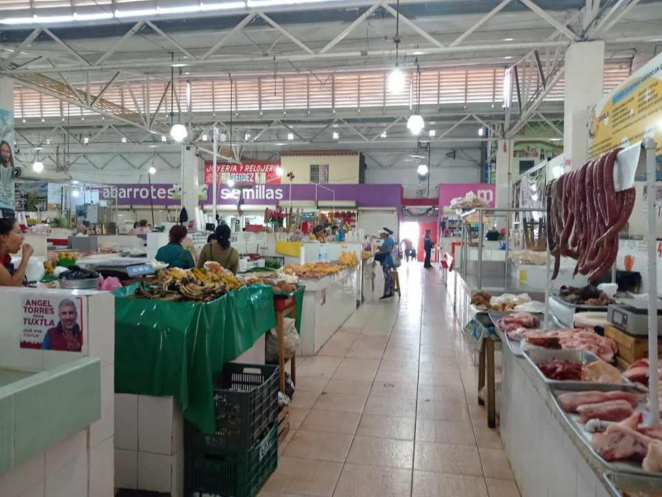 Locatarias del mercado Juan Sabines invitaron a la población en general a celebración del Día del Pozol en Tuxtla Gutiérrez, el cual se llevará a cabo en próximos días y en donde pondrán a marzo como el mes oficial del festejo al pozol. SOT: MARIBEL VÁZQUEZ (SECRETARIA GENERAL DEL MERCADO “JUAN SABINES”) Por su parte, las autoridades del ayuntamiento de Tuxtla Gutiérrez han informado que el ‘Día del Pozol’ tiene la finalidad de fomentar nuestras tradiciones gastronómicas, así como fortalecer la economía de las familias y personas dedicadas a los alimentos tradicionales. SOT: MARIBEL VÁZQUEZ (SECRETARIA GENERAL DEL MERCADO “JUAN SABINES”) En ese sentido, cabe precisar que si bien el pozol es una bebida ancestral, la celebración del ‘día del Pozol’ es una festividad reciente; pues fue el 11 de septiembre de 2018, que en sesión de cabildo el ayuntamiento tuxtleco se instauró el 18 de marzo como el Día del Pozol en la ciudad capital, y designó esa fecha para reconocer a las pozoleras y promover el consumo de esta tradicional bebida.