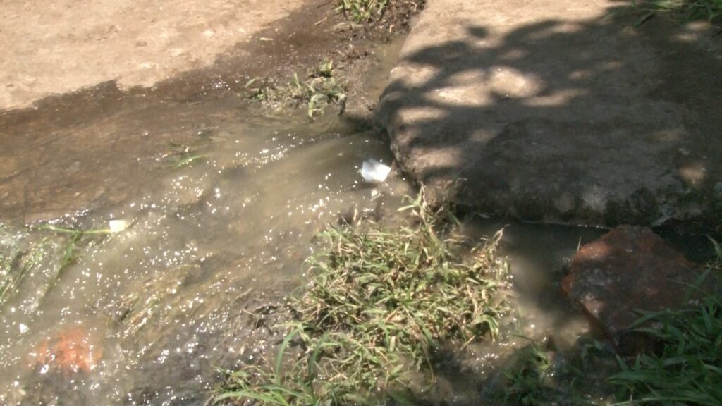 Enorme fuga de drenaje genera molestias y daños a la salud en habitantes de 2 islas.